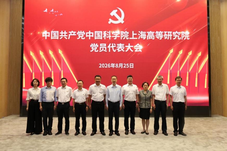 坚定不移地以习近平新时代中国特色社会